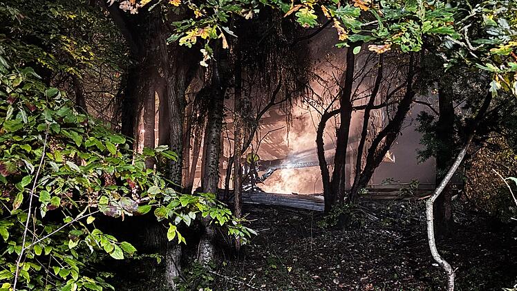 Verkohlte Leiche gefunden: Gartenhütte im Wald komplett ausgebrannt
