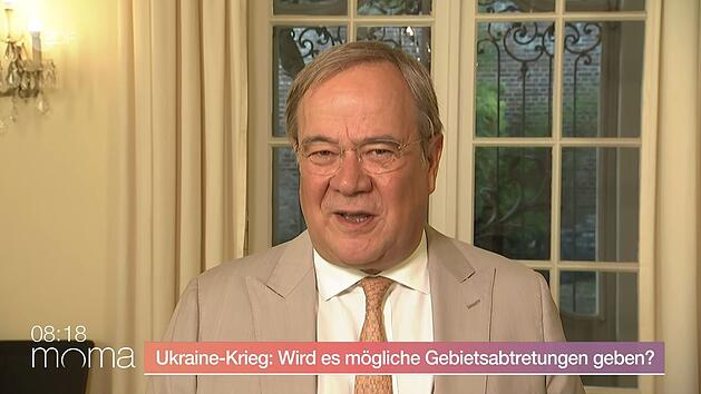 Im ZDF-Moma stellt Armin Laschet klar: Ein Waffenstillstand bedeute, dass "keine Seite mehr mit Gewalt die aktuelle Lage verändern" dürfe.