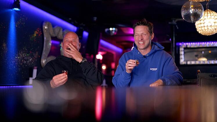 Herausforderungen m&uuml;ssen auch Spa&szlig; machen: Auf der Reeperbahn wird es f&uuml;r Frank Rosin (links) und Alexander Kumptner feuchtfr&ouml;hlich.