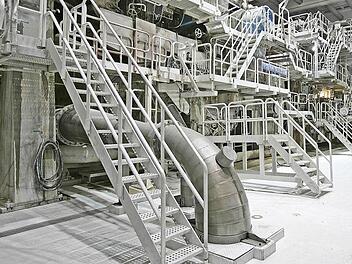 Das 140 Meter lange Monstrum in der Papierfabrik produziert Zeitungsdruckpapier am laufenden Band und im Weltrekordtempo. Foto: Matthias Hoch