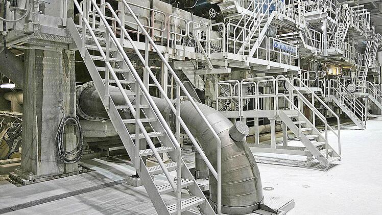 Das 140 Meter lange Monstrum in der Papierfabrik produziert Zeitungsdruckpapier am laufenden Band und im Weltrekordtempo. Foto: Matthias Hoch