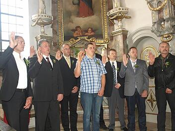 Am Ende des Festgottesdienstes leisteten neun neue Feldgeschworene ihren Eid ab. Fotos: Stefan Geiger