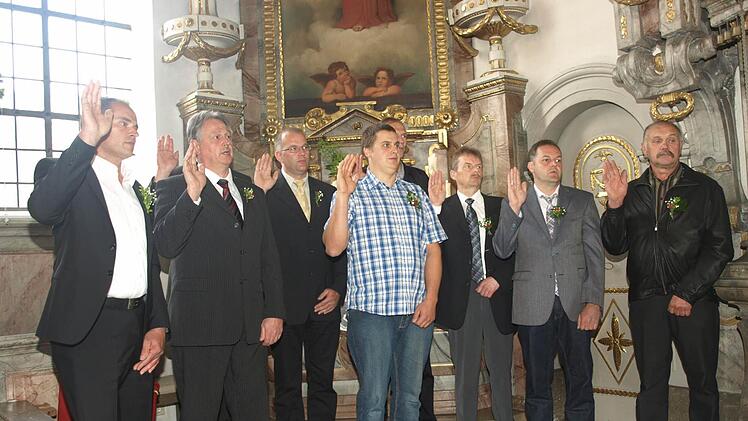 Am Ende des Festgottesdienstes leisteten neun neue Feldgeschworene ihren Eid ab. Fotos: Stefan Geiger