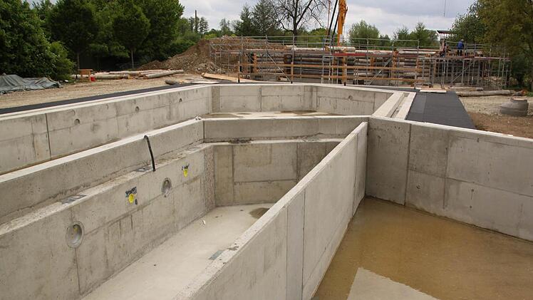 Blick auf die Betonwände der beiden künftigen Außenbecken