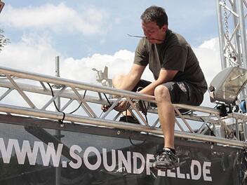 Die Bühne nimmt Formen an. Fotos: Josef Hofbauer