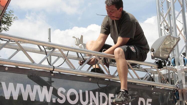 Die Bühne nimmt Formen an. Fotos: Josef Hofbauer