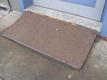 Kleine Maßnahmen können für Behinderte eine große Hilfe bedeuten, wie diese Minirampe an einer Treppe bei der Turnhalle. Foto: Sandra Trittmacher