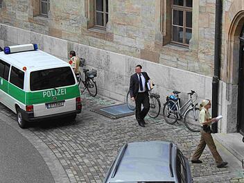 Zum zehnten Mal auf dem Weg in den Gerichtssaal: Heinz W. gestern im Hof des Justizgebäudes  Foto: Peter Groscurth