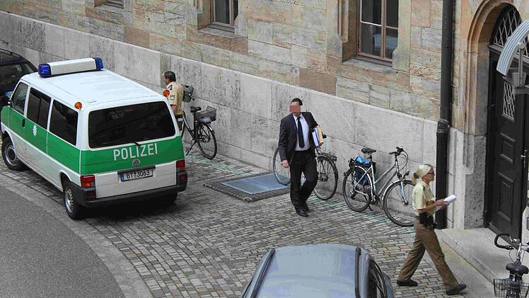 Zum zehnten Mal auf dem Weg in den Gerichtssaal: Heinz W. gestern im Hof des Justizgebäudes  Foto: Peter Groscurth