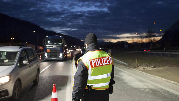 Kontrolle: Bayerische Polizei und Bundespolizei auf der Autobahn an der deutsch-österreichischen Grenze bei Kiefersfelden. Im Fokus sind - wie schon seit Wochen - einreisende Flüchtlinge. Foto: Roland Mühlanger, Imago