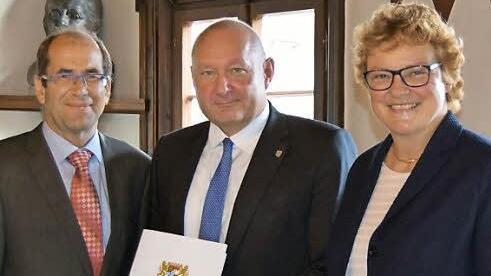 Bürgermeister Peter Ebertsch (Mitte) nimmt den Förderbescheid von Anton Hepple und Monika Hohlmeier entgegen. Foto: Andreas Welz