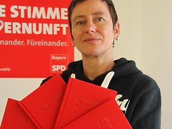 Parteibücher sind gefragt, sagt Heike Schweens von der Geschäftsstelle der BayernSPD. Foto: Alexander Hartmann