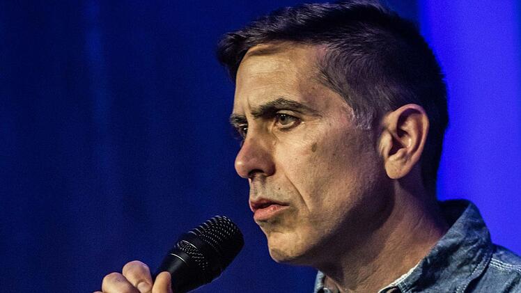 Steven Santoro ist Sänger, Komponist, Produzent und Musikdozent. Im Laufe seiner Karriere arbeitete er mit zahlreichen Jazzgrößen zusammen, darunter Nathan East, Mitchell Forman und Carlos Vega.