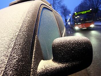 Bis in der Nacht zum Freitag kann es regnen und schneien. Durch die eisigen Temperaturen besteht eine Glatteisgefahr auf den Stra&szlig;en.Symbolfoto: Bodo Marks dpa/lno