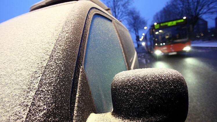 Bis in der Nacht zum Freitag kann es regnen und schneien. Durch die eisigen Temperaturen besteht eine Glatteisgefahr auf den Stra&szlig;en.Symbolfoto: Bodo Marks dpa/lno