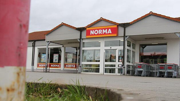 Mit einer Schusswaffe hat ein R&auml;uber einen  Angestellten der Norma-Filiale in der Felix-Klein-Stra&szlig;e in Erlangen-Bruck bedroht.  Der Tatort liegt von der Stra&szlig;e etwas zur&uuml;ckgesetzt. Der T&auml;ter suchte nach dem &Uuml;berfall das Weite.  Foto: Christian Bauriedel