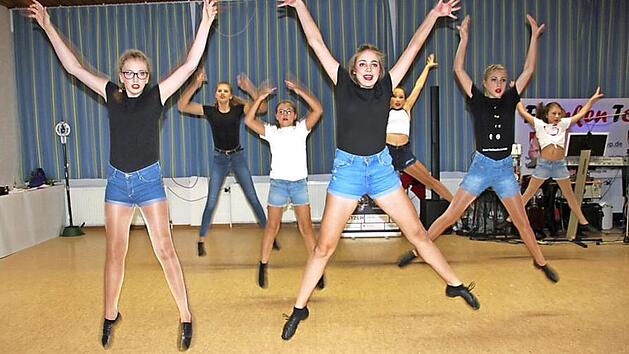 V&ouml;llig abgehoben: die Jugendgarde des MCC Mainleus  Fotos: Stephan St&ouml;ckel