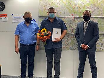 Andreas Steller (Mitte) wurde zum Örtlichen Einsatzleiter bestellt. Über sein Engagement freuen sich Manfred Lorenz, Sachbearbeiter Katastrophenschutz (links), und Landrat Sebastian Straubel (rechts).  Foto: C. Rösler