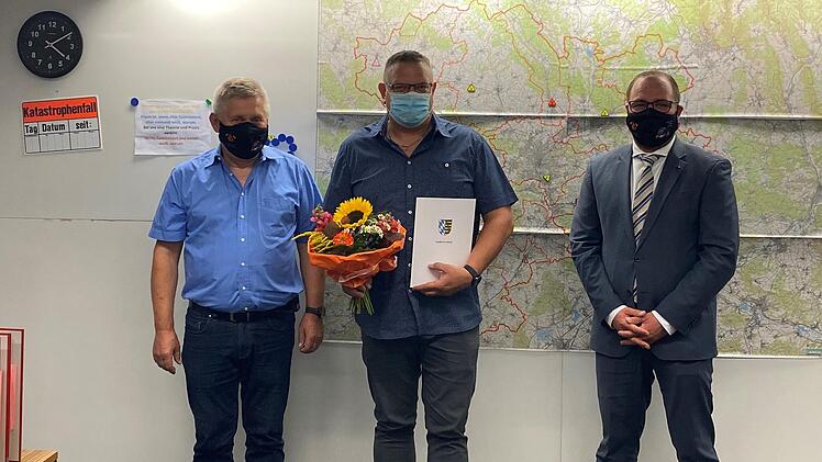 Andreas Steller (Mitte) wurde zum Örtlichen Einsatzleiter bestellt. Über sein Engagement freuen sich Manfred Lorenz, Sachbearbeiter Katastrophenschutz (links), und Landrat Sebastian Straubel (rechts).  Foto: C. Rösler