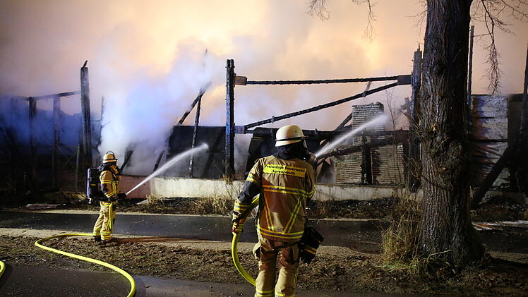Gebäude in Vollbrand: Meterhohe Flammen schlagen aus Lagerhalle