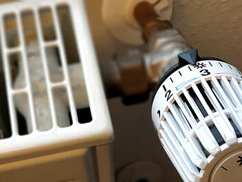 Zehn Tipps zum Sparen beim Heizen und Stromverbrauch.