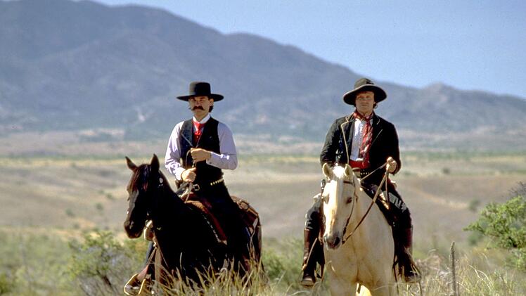 Wyatt Earp (Kurt Russell, links) und Sherman McMasters (Michael Rooker) sind als Gesetzeshüter unterwegs.