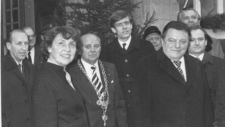 Durch seine Tätigkeit als Landtagsabgeordneter hatte Bürgermeister Baptist Hempfling (mit Amtskette) auch gute Kontakte nach München, etwa zum damaligen Ministerpräsidenten Franz-Josef Strauß (Zweiter von rechts).Stadtarchi