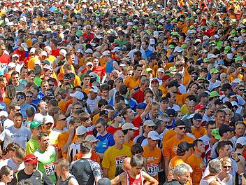 Trotz Massenauflaufs an der Weide kein erhöhtes Risiko: So viel buntes Sportlervolk sieht man in Bamberg nur beim Weltkulturerbelauf. Unser Bild zeigt den Start des Broselaufs 2011. Foto: Ronald Rinklef
