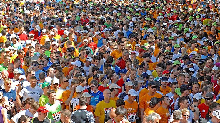 Trotz Massenauflaufs an der Weide kein erhöhtes Risiko: So viel buntes Sportlervolk sieht man in Bamberg nur beim Weltkulturerbelauf. Unser Bild zeigt den Start des Broselaufs 2011. Foto: Ronald Rinklef