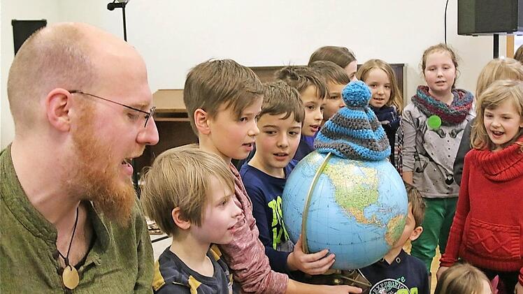 Carlo Hilsdorf spielte auf der Gitarre und sang mit den Kindern der Grundschule Hammelburg. Sie erfuhren viel darüber, wie sie mit ihrem Verhalten die Umwelt schützen können. Foto: Gerd Schaar