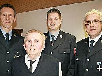 Auszeichnung: Vorsitzender Andreas Metz (links) und sein Stellvertreter Konrad Wehner (rechts) dankten Alfred Wehner (von links) und Daniel Rösser für ihre Vereinstreue.  Foto: Gabriele Sell