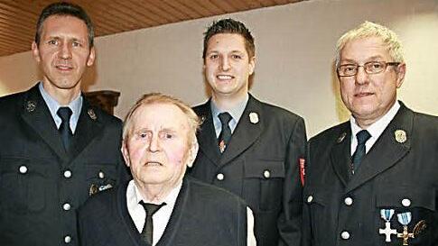 Auszeichnung: Vorsitzender Andreas Metz (links) und sein Stellvertreter Konrad Wehner (rechts) dankten Alfred Wehner (von links) und Daniel Rösser für ihre Vereinstreue.  Foto: Gabriele Sell