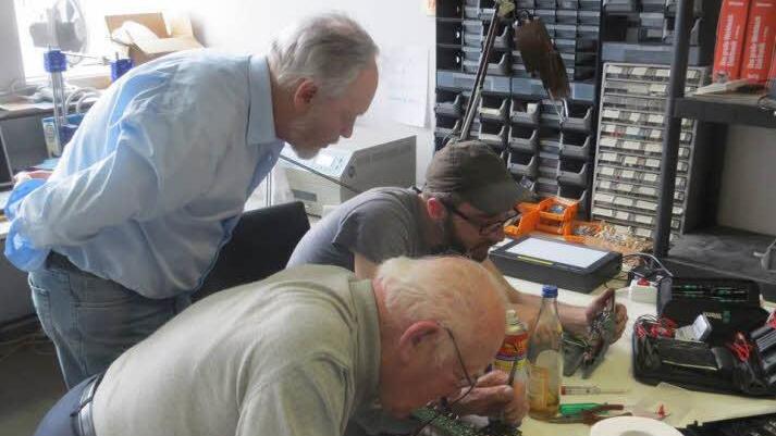 A bissl was geht immer: Nach diesem Motto kommt der 85-jährige Anton Ehrig (im Vordergrund) regelmäßig ins Reparatur-Café und bastelt gemeinsam mit Chris Herrmann (mit Mütze) an allem, woran man herumschrauben kann. Foto: Jürgen Weigert