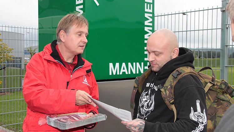 Betriebsratsvorsitzender Peter Föttinger von der Firma Mann und Hummel in Himmelkron verteilte Informations-Broschüren zum Thema Werkverträge. Foto: Jürgen Gärtner