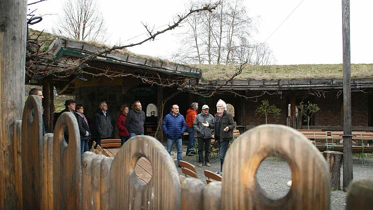 Alles durchdacht, alles ökologisch, alles handgemacht: Günter Lutz erläuterte auf der Energietour das Konzept des Hummelhofs, den er gemeinsam mit seinen Söhnen in den 90er Jahren zwischen Trossenfurt und Hummelmarter errichtete. Die Gaststätte besticht zu jeder Jahreszeit durch ihre besondere Atmosphäre.