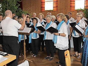 Der Gesangverein Lonnerstadt mit seinem Chorleiter Günter Weinkauf unterhielt die Gäste unter anderem mit "Schmunzelliedern". Foto: Evi Seeger