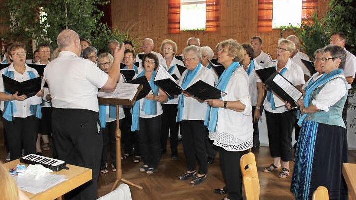 Der Gesangverein Lonnerstadt mit seinem Chorleiter Günter Weinkauf unterhielt die Gäste unter anderem mit "Schmunzelliedern". Foto: Evi Seeger