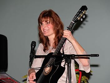 Die Liedermacherin Eva-Maria Klöhr erzählte zwischen den Liedern aus ihrem Leben.  Foto: Gerd Schaar