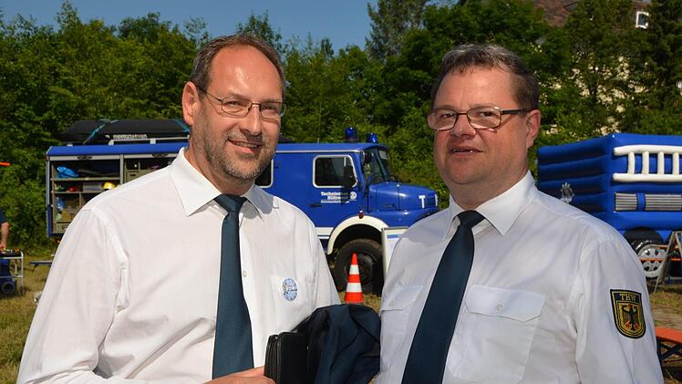 Klaus Labitzke, Chef der zentralen Dienste im THW Landesverband, im Gespräch mit dem Ortsbeauftragten für den Ortsverband Bad Kissingen, Andreas Kiesel (rechts).  Foto: Peter Rauch