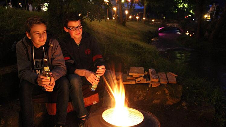 Beinahe wie ein Bild aus vergangenen Zeiten: Zwei Freunde blicken gemeinsam ins Feuer, in diesem Fall Ole Zimmermann und Jens Donath.