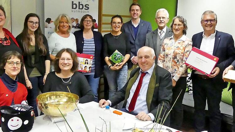 Unser Bild entstand bei der Übergabe von Lern- und Hilfsmitteln und einer Klangschale an das Bildungszentrum für Blinde und Sehbehinderte "bbs kulmbach". Foto: Dieter Hübner