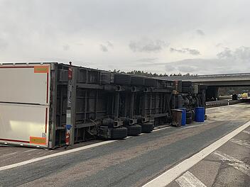 Wegen eines umgekippten Lkw ist die Auffahrt auf die A3 am Autobahnkreuz Altdorf momentan gesperrt. Fotos: Friedrich/News5