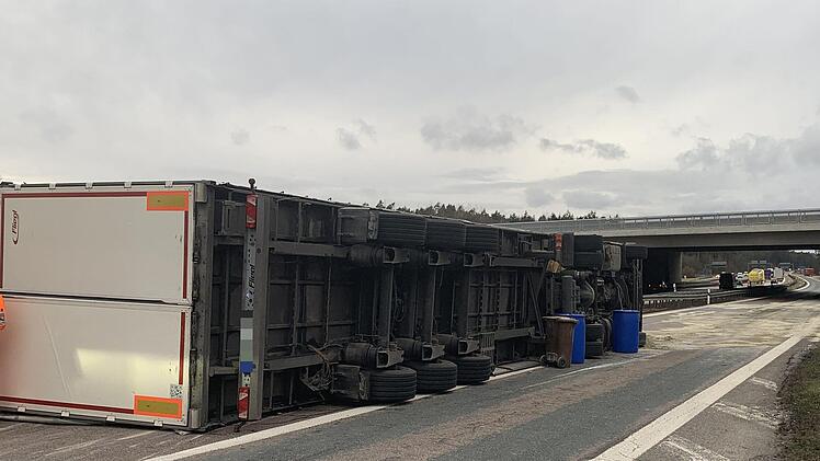 Wegen eines umgekippten Lkw ist die Auffahrt auf die A3 am Autobahnkreuz Altdorf momentan gesperrt. Fotos: Friedrich/News5