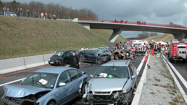 Ein Serienunfall auf der A 71 ereignete sich im April 2008 nach Blitzeis zwischen den Anschlussstellen  Maßbach und Oerlenbach.  Thorsten Schlotter