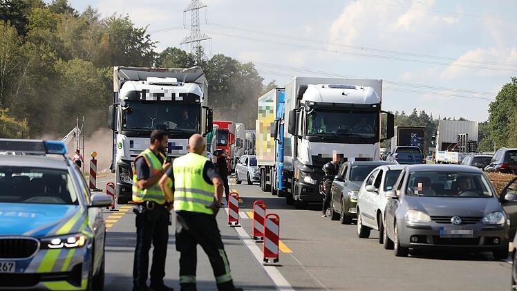 Auffahrunfall zwischen zwei LKW in Baustelle