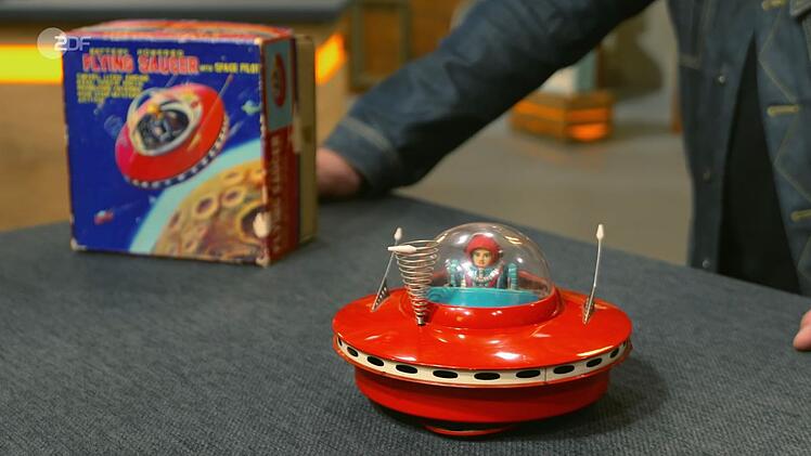 Die batteriebetriebene Untertasse von der Marke Kobe Yoko Yoshiya aus Japan "fuhr wild hin und her und hat Krach gemacht", beschrieb der Experte das Spielzeug, das Ende der 1950er-Jahre produziert worden war.