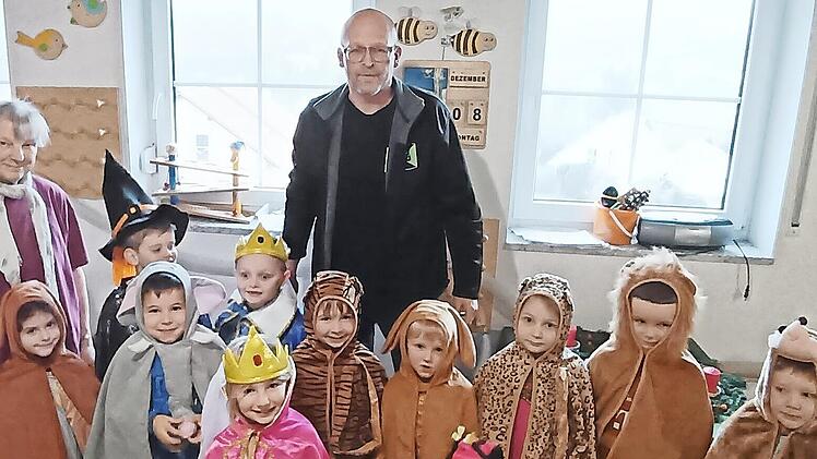 Kita-Leiterin Bienlein und die Kinder bedanken sich f&uuml;r die Spende bei Uwe D&uuml;ck.