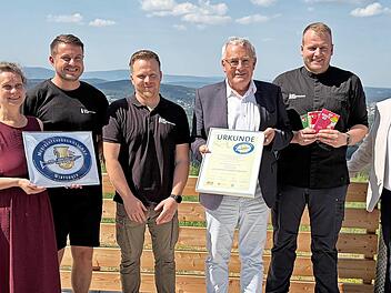 Freuen sich &uuml;ber die Auszeichnung des Wittelsbacher Turms (v. l.): Matthias Klement, Heidi Christ, Lukas Englert, Dominik H&uuml;llmantel, Stefan Funk, Florian Erhard, Thomas Dauenhauer.