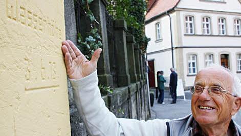 Rainer Haseloff zeigt die Markierung an der Spitalkirche, die auf das schlimme Hochwasser im Juni 1913 verweist. Foto: Eckehard Kieswetter