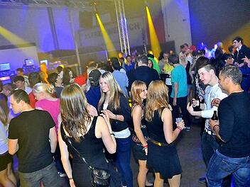 "Die Macht der Nacht": Bei der Party in der Mönchshofhalle, wo sich Hunderte vergnügten und in den Mai reinfeierten, gab es eine Schlägerei, die am Donnerstag ein Nachspiel vor Gericht hatte. Foto: eraffe